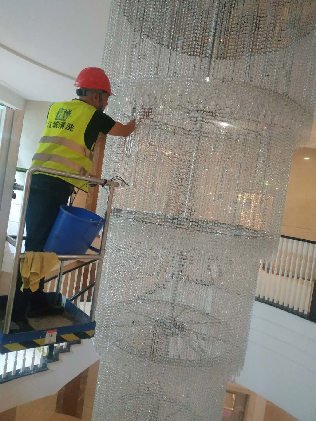 江城清洗為群光上苑提供水晶吊燈清洗服務(wù)