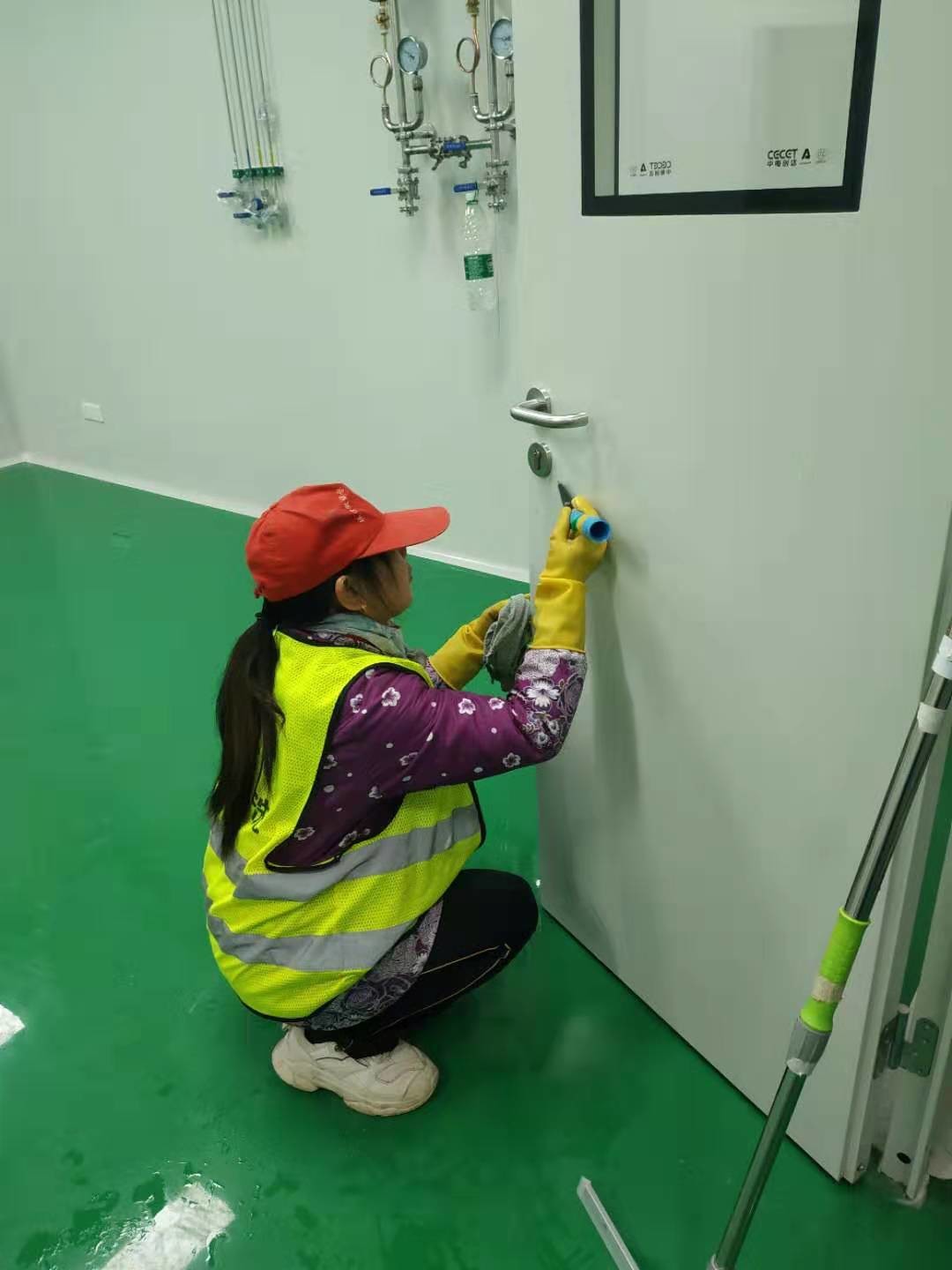 武漢江城清洗為華中科技大學信息大樓提供精開荒服務